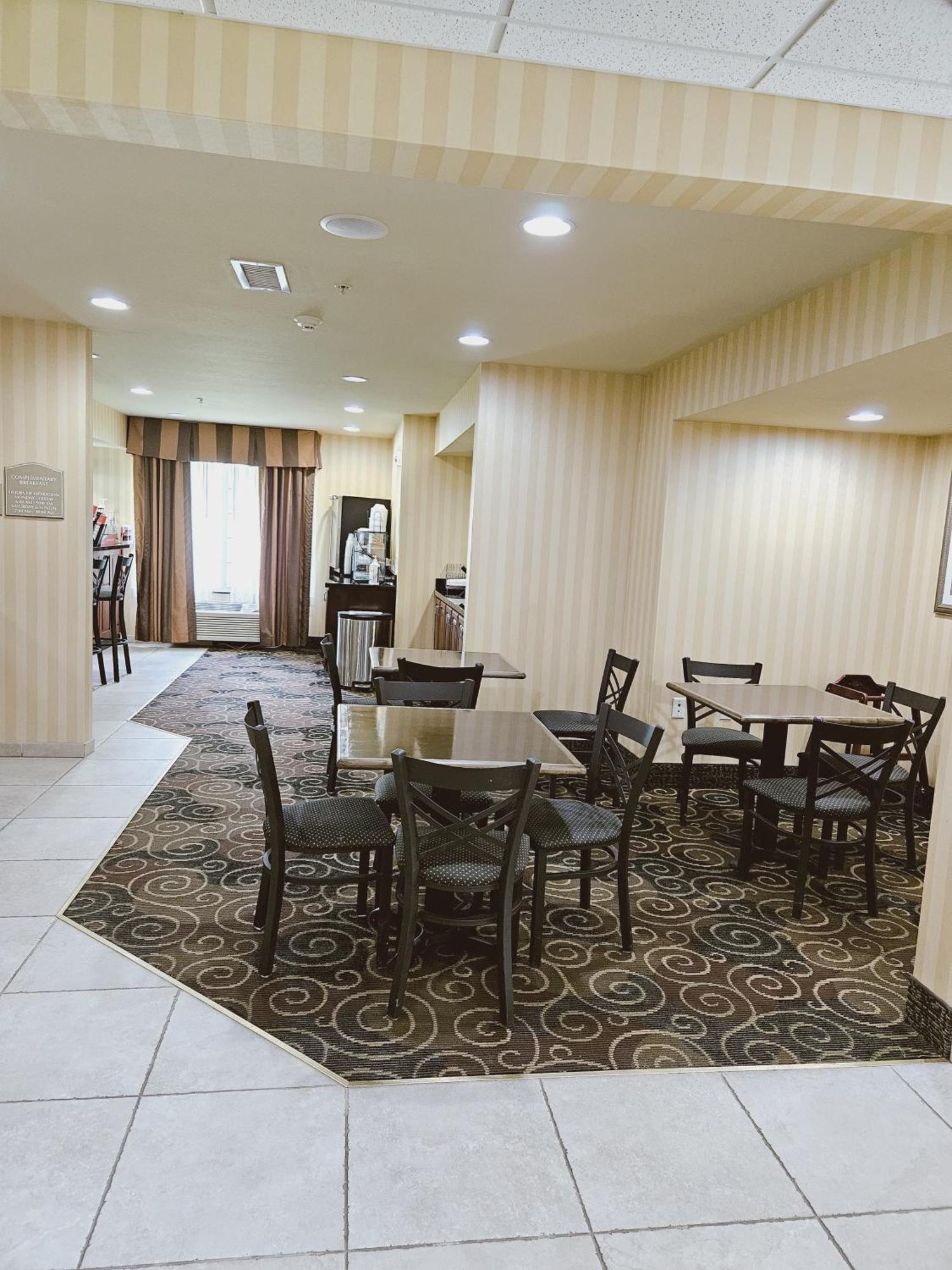 Cobblestone Inn & Suites - Bloomfield Bagian luar foto