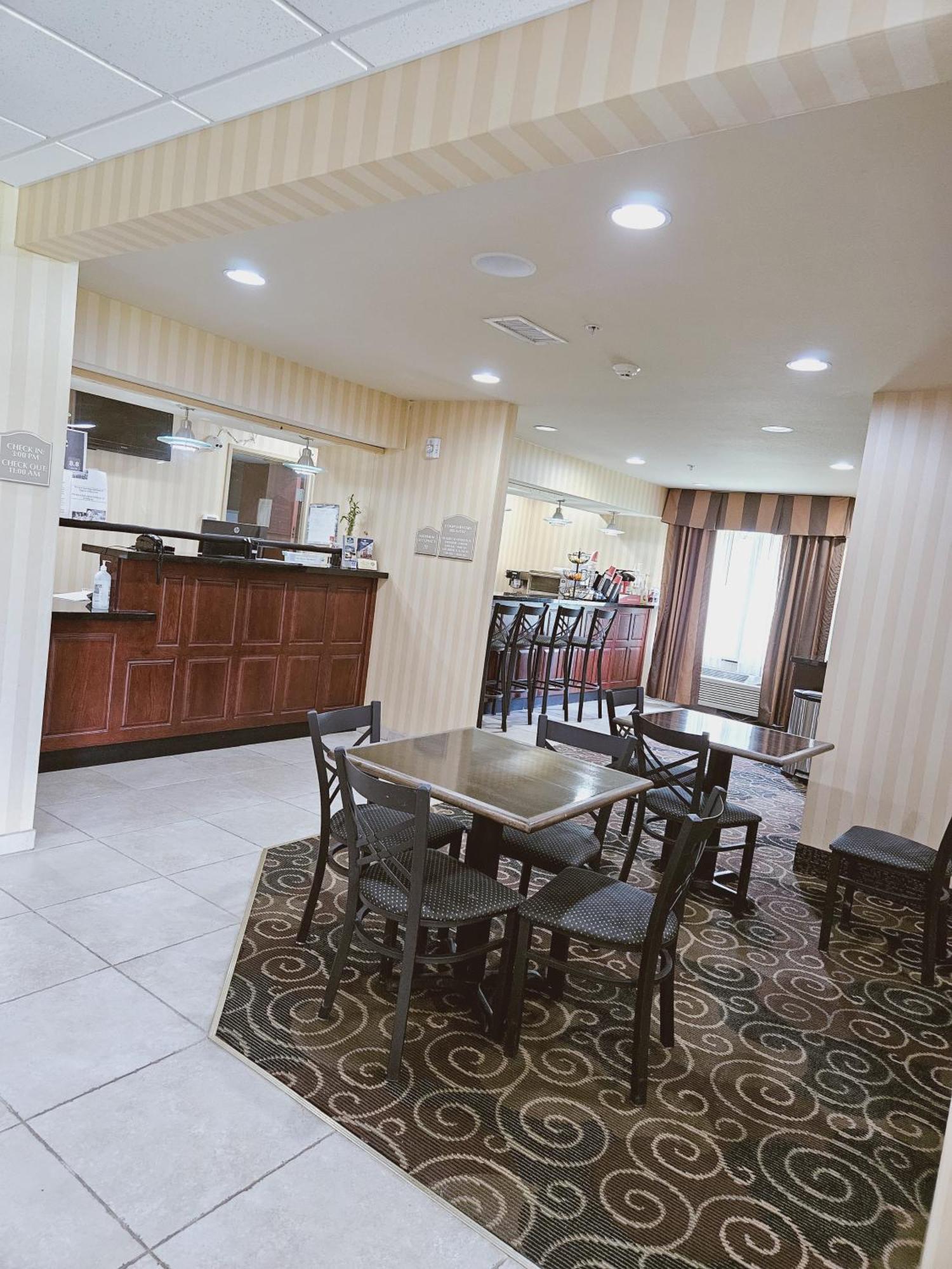 Cobblestone Inn & Suites - Bloomfield Bagian luar foto