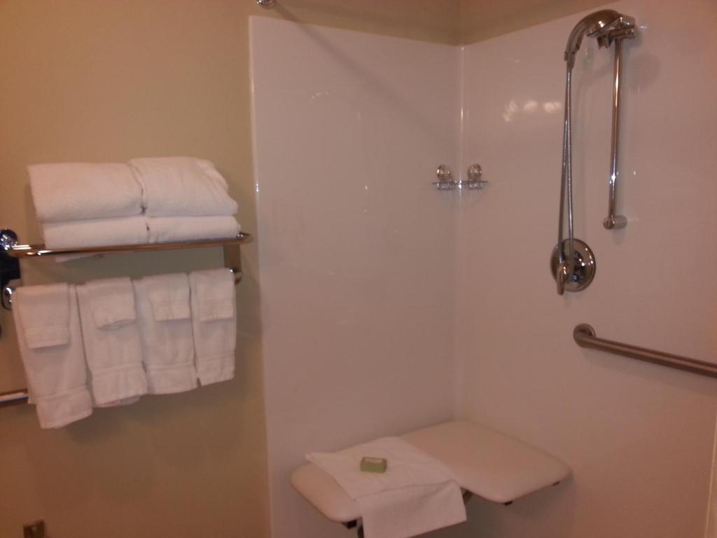 Cobblestone Inn & Suites - Bloomfield Bagian luar foto