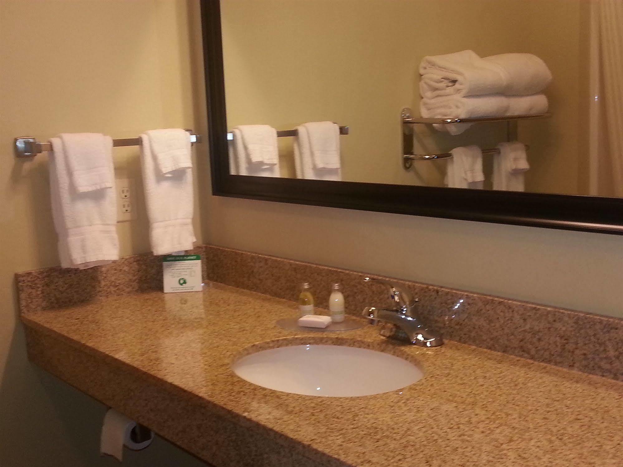 Cobblestone Inn & Suites - Bloomfield Bagian luar foto